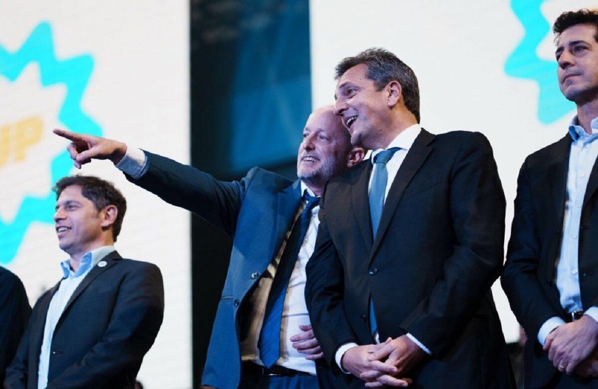 Complicación. El candidato oficialista Sergio Massa junto al ahora exjefe de Gabinete bonaerense Martín Insaurralde y el gobernador Axel Kicillof, durante un acto de campaña, el mes pasado. (La Voz / Archivo)
