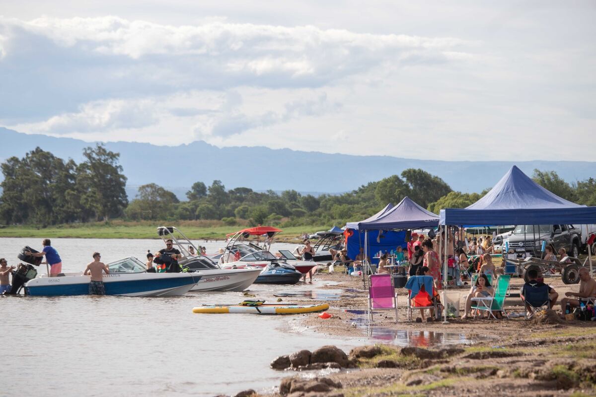 Actividades náuticas y de playa en la costa del lago, en Villa Rumipal (La Voz)