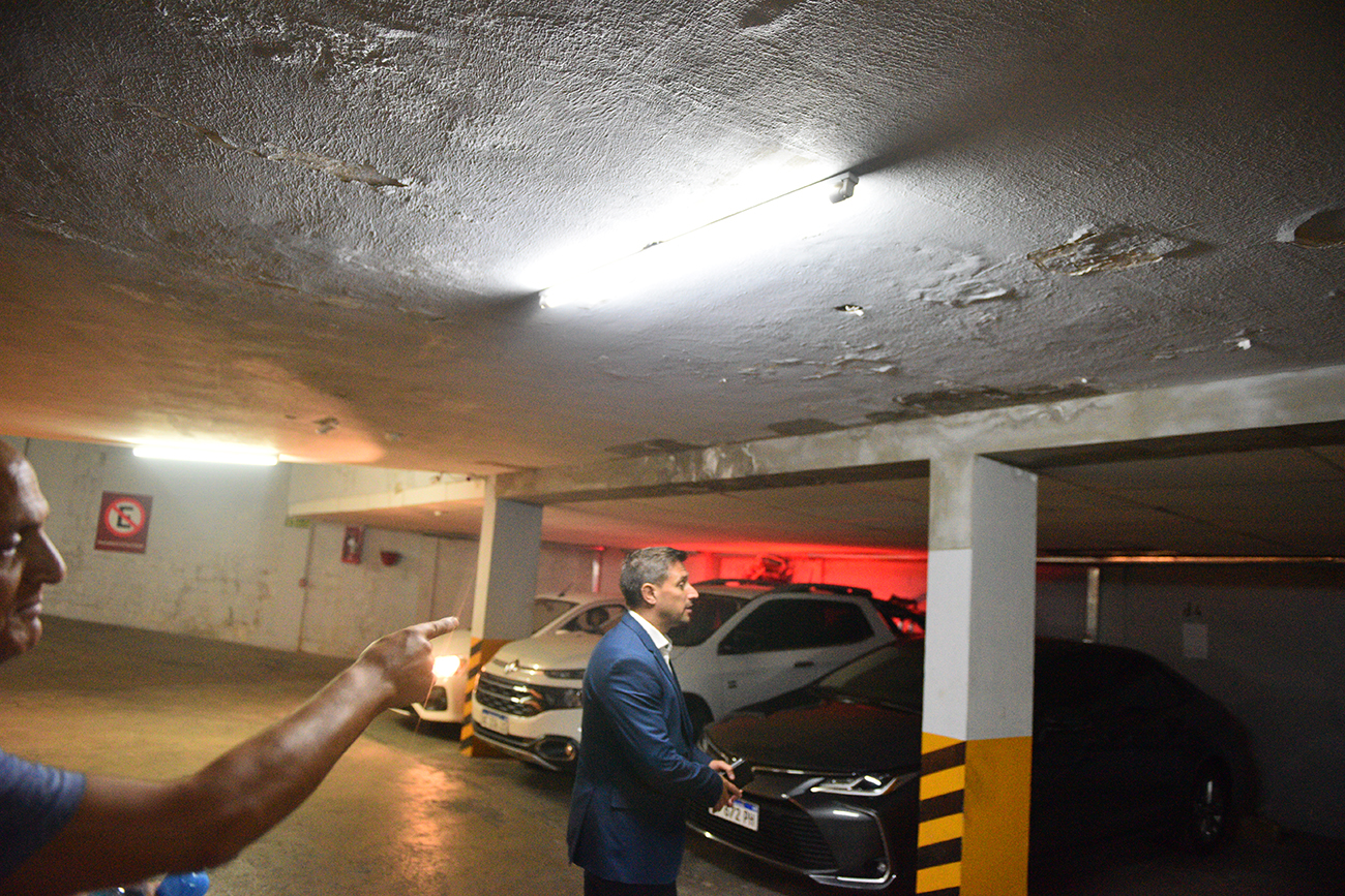 Denuncia de un edificio de Gama que tiene altos problemas estructurales. Avenida Colon 4399. (José Gabriel Hernández / La Voz)