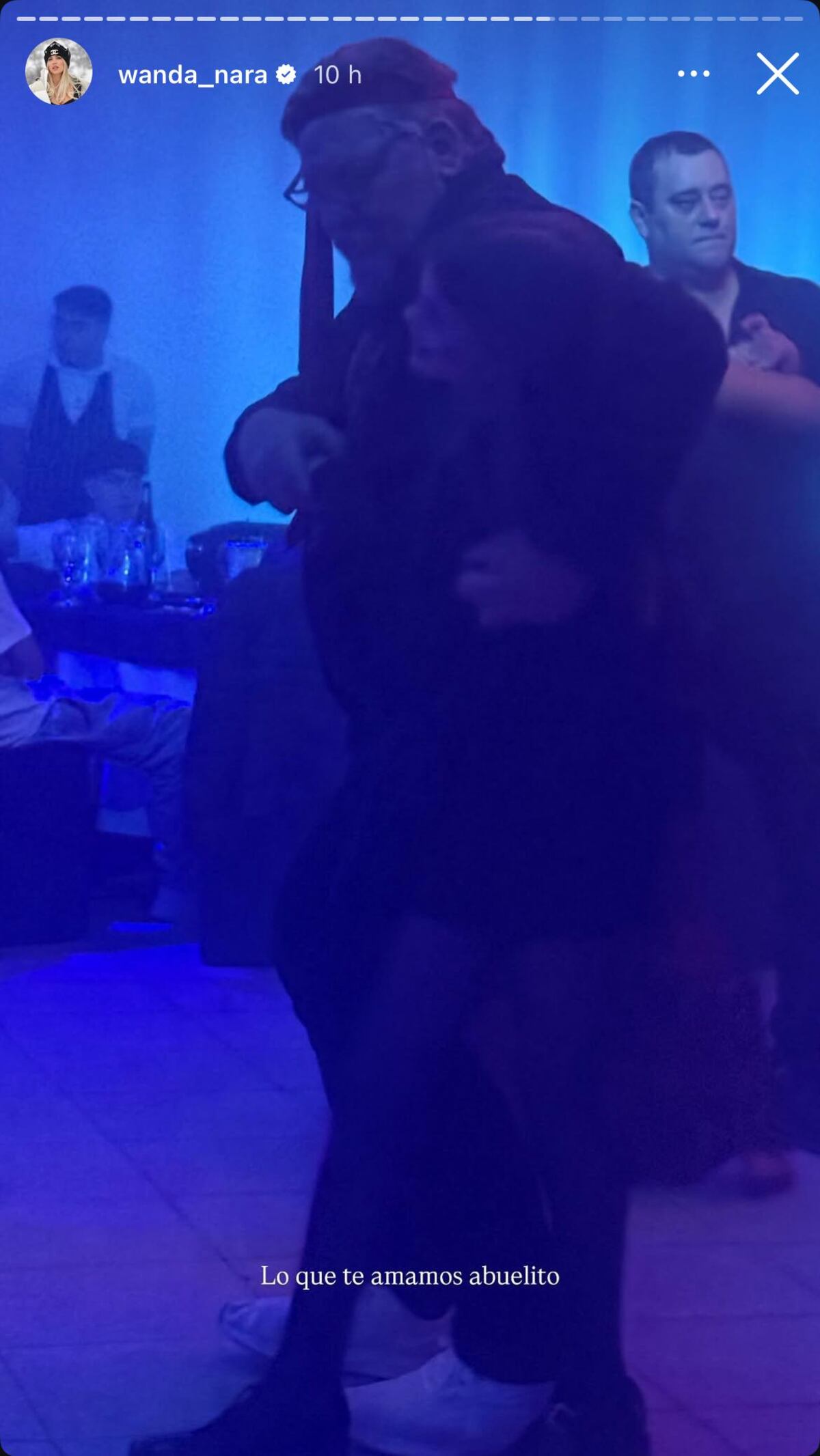 Francesca e Isabella con su abuelo Juan Carlos Icardi (Captura de pantalla)