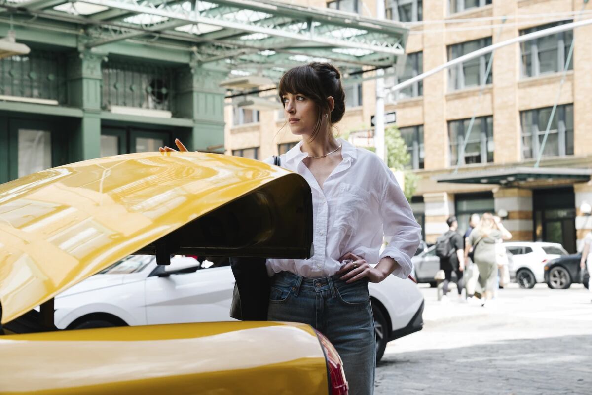 En "Amores materialistas", de Celine Song, con Dakota Johnson interpreta a Lucy, una casamentera profesional devenida en vértice de triángulo amoroso. (A24 y AP)