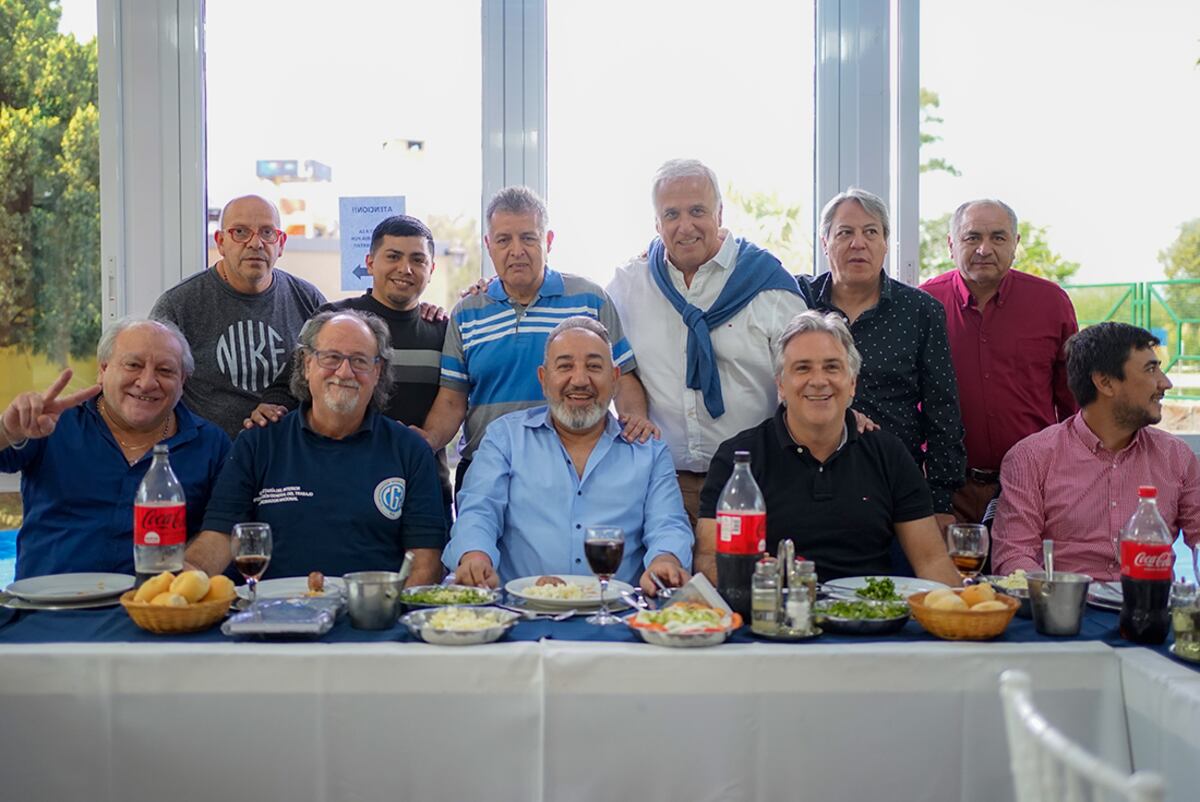 De izquierda a derecha
Ruben Urbano, Horacio Otero, Pablo Chacon, Martin Llaryora, Ricardo Lopez. (Sentados)