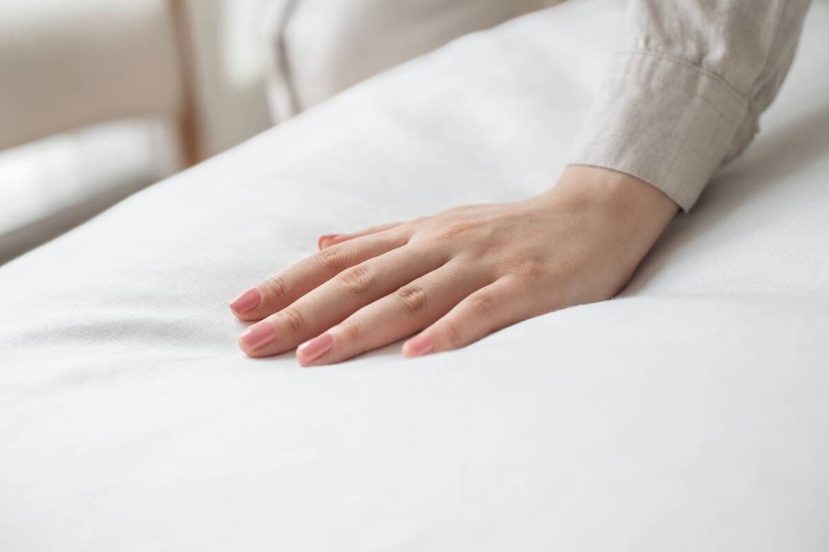 Una mezcla casera con bicarbonato y agua oxigenada, sumada al calor de una plancha, es el secreto que usan en hoteles y ahora se viraliza en TikTok para dejar los colchones limpios, blancos y como nuevos. (Freepik)