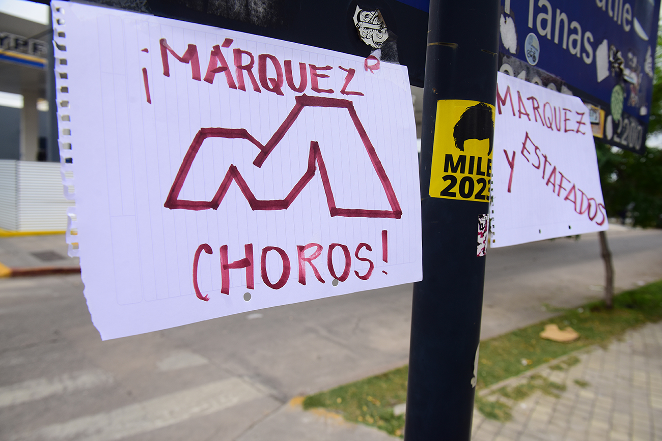 Márquez y Asociados. Empleados realizan protestas en la sucursal Cerro por falta de pago de salarios. (José Gabriel Hernández / La Voz)