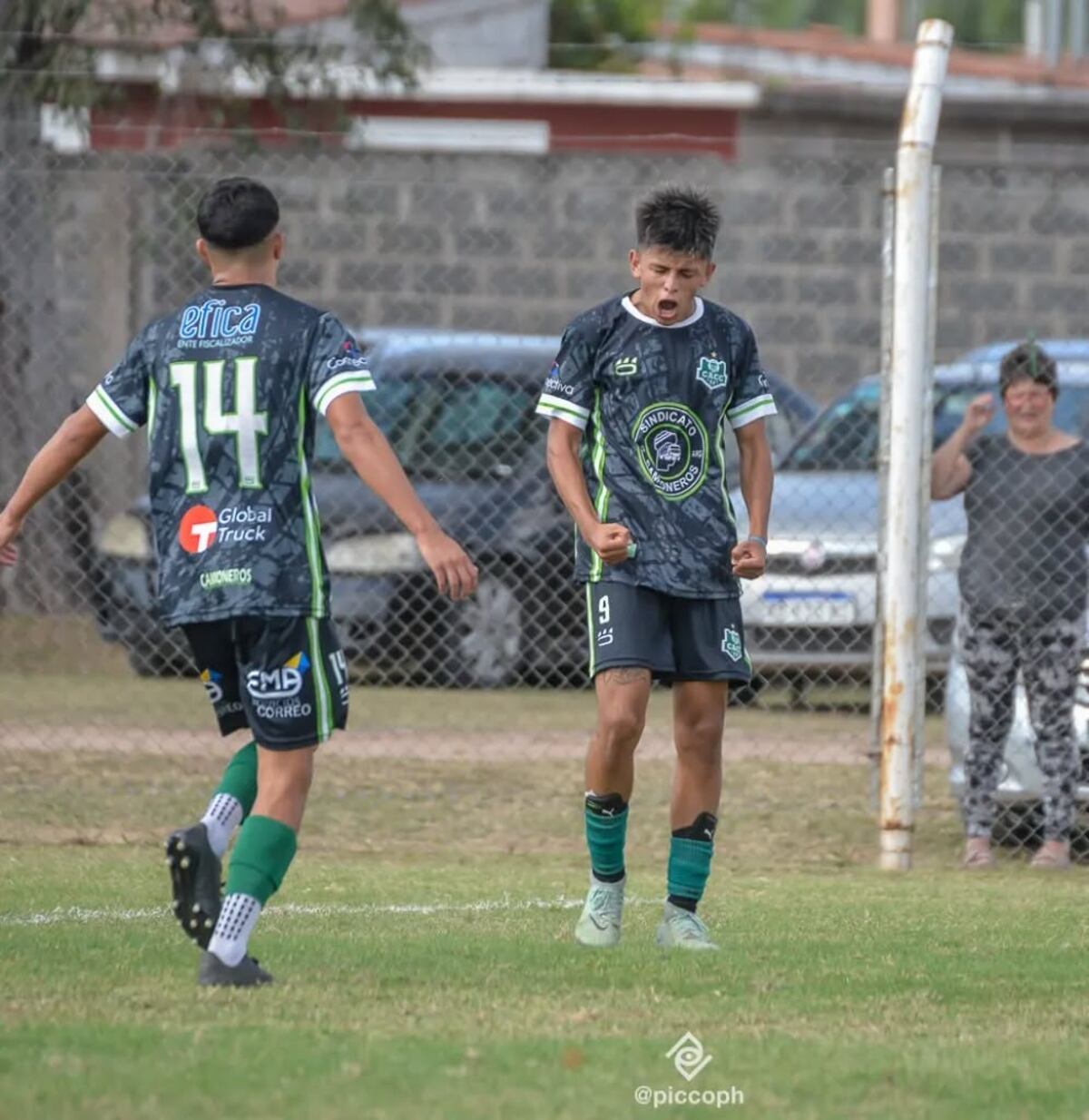 Tomás Peralta, joven jugador de Instituto, que llegó desde Camioneros. (Instagram _tomassperalta / @piccoph).
