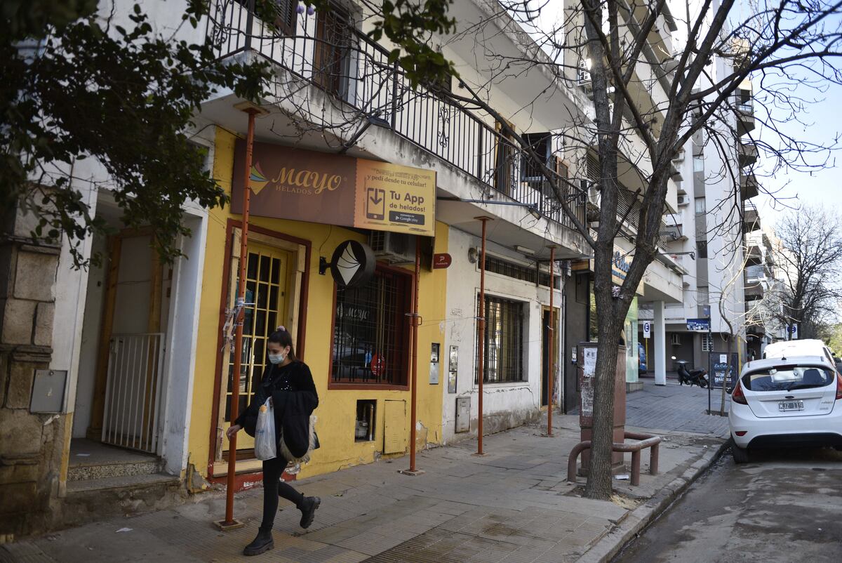 Nueva Córdoba. Viviendas apuntaladas y quejas de vecinos por potencial derrumbe (Ramiro Pereyra/La Voz).