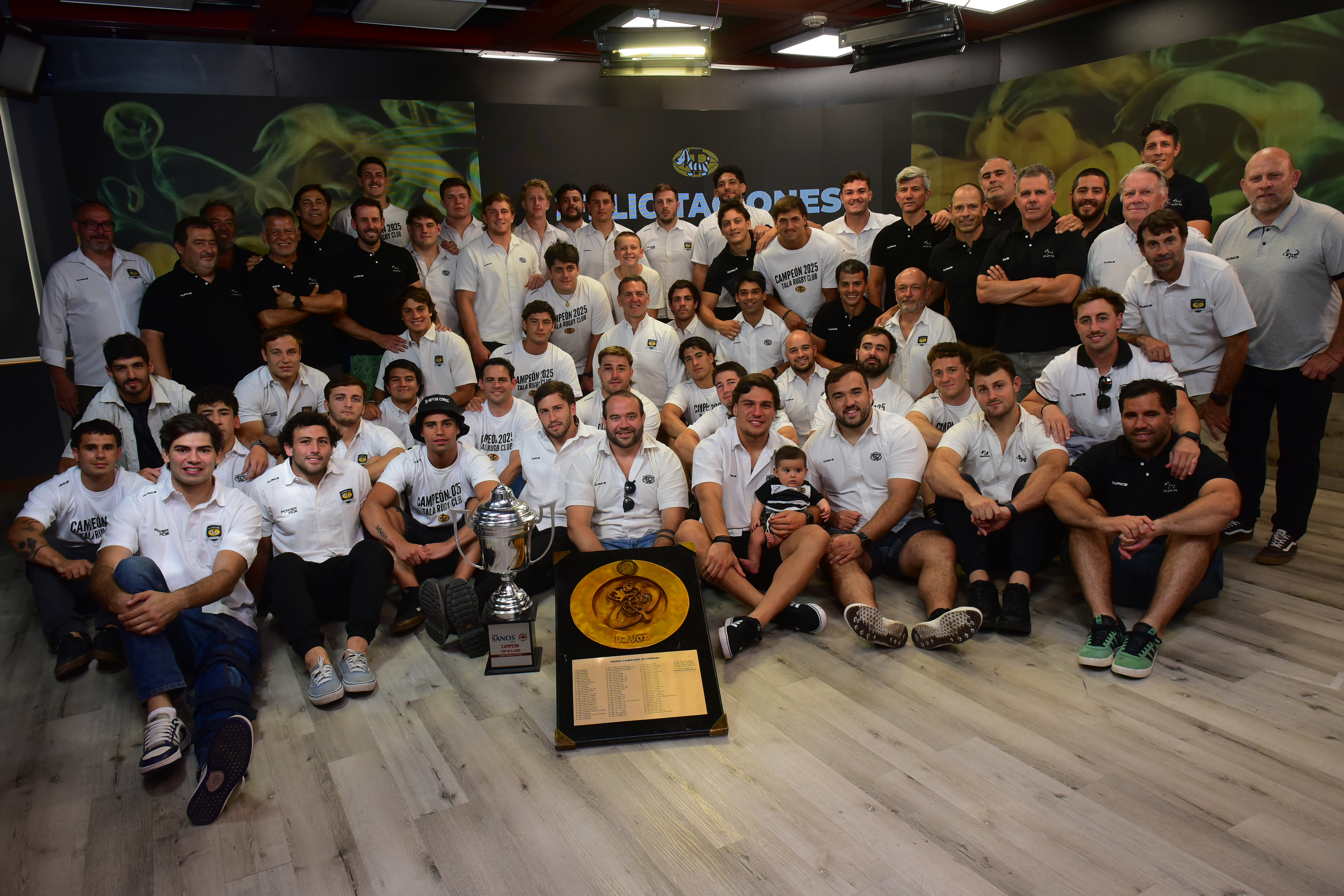 Jugadores y cuerpo técnico del Tala Rugby club participaron  del tradicional brindis en la redacción de la Voz a los campeones. (Javier Ferreyra / La Voz )