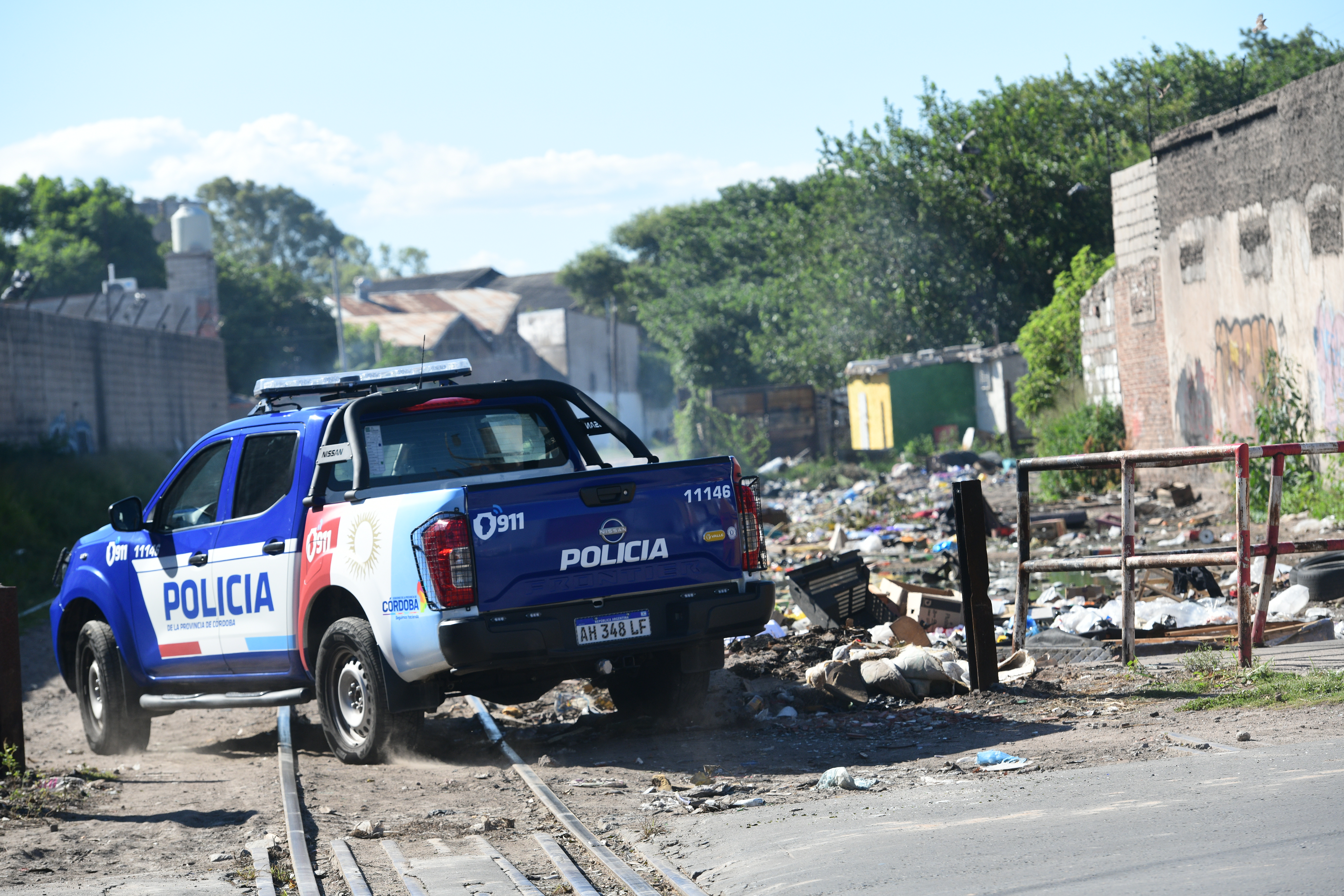 Patrullero policial ingresa al barrio por las vías del tren. (Javier Ferreyra / La Voz)