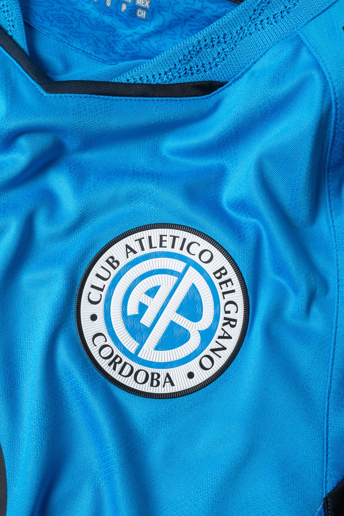 Las fotos de Belgrano con los detalles de sus nuevas remeras. (Prensa Belgrano)