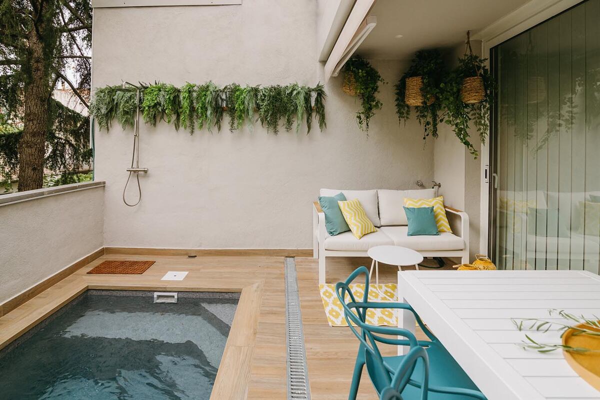 Aunque parezca imposible, estos espacios pequeños también pueden recibir una mini piscina.