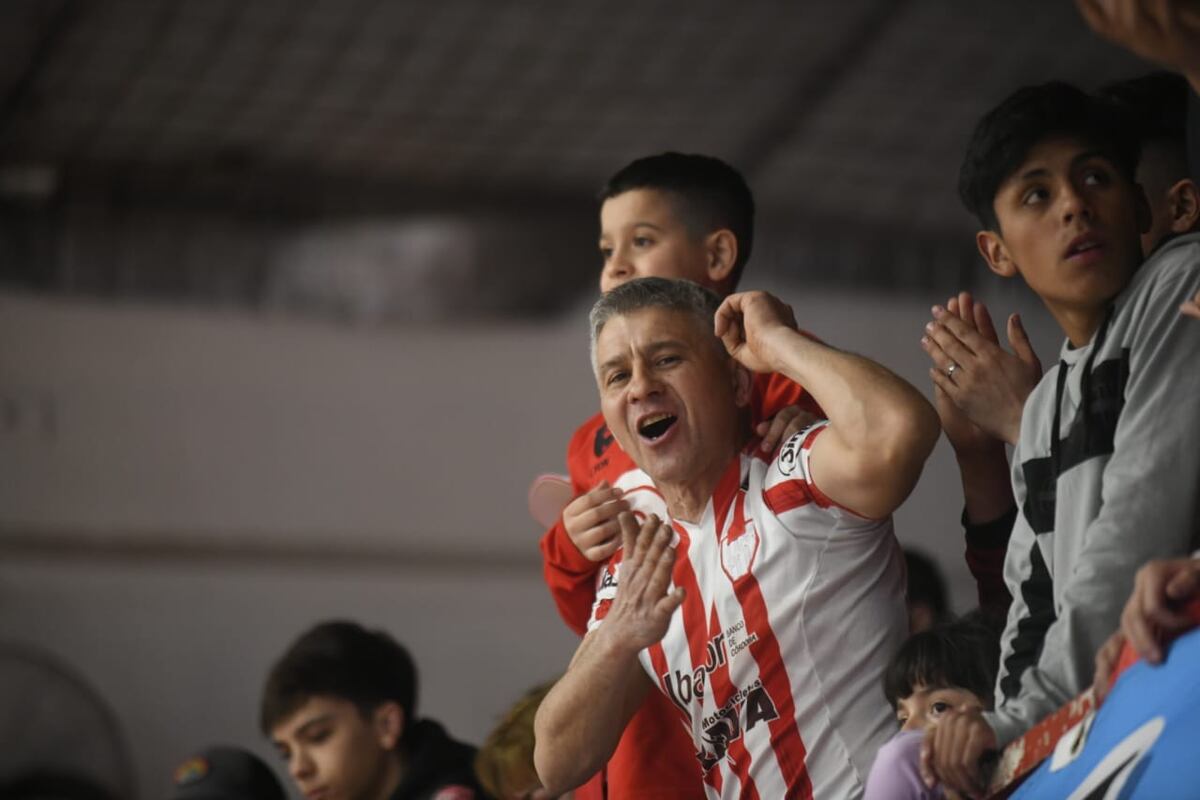 El Sandrín a pleno para apoyar a Instituto en su partido ante Olímpico de La Banda, por el quinto partido de la serie semifinal de la Liga Nacional. (Javier Ferreyra / La Voz)