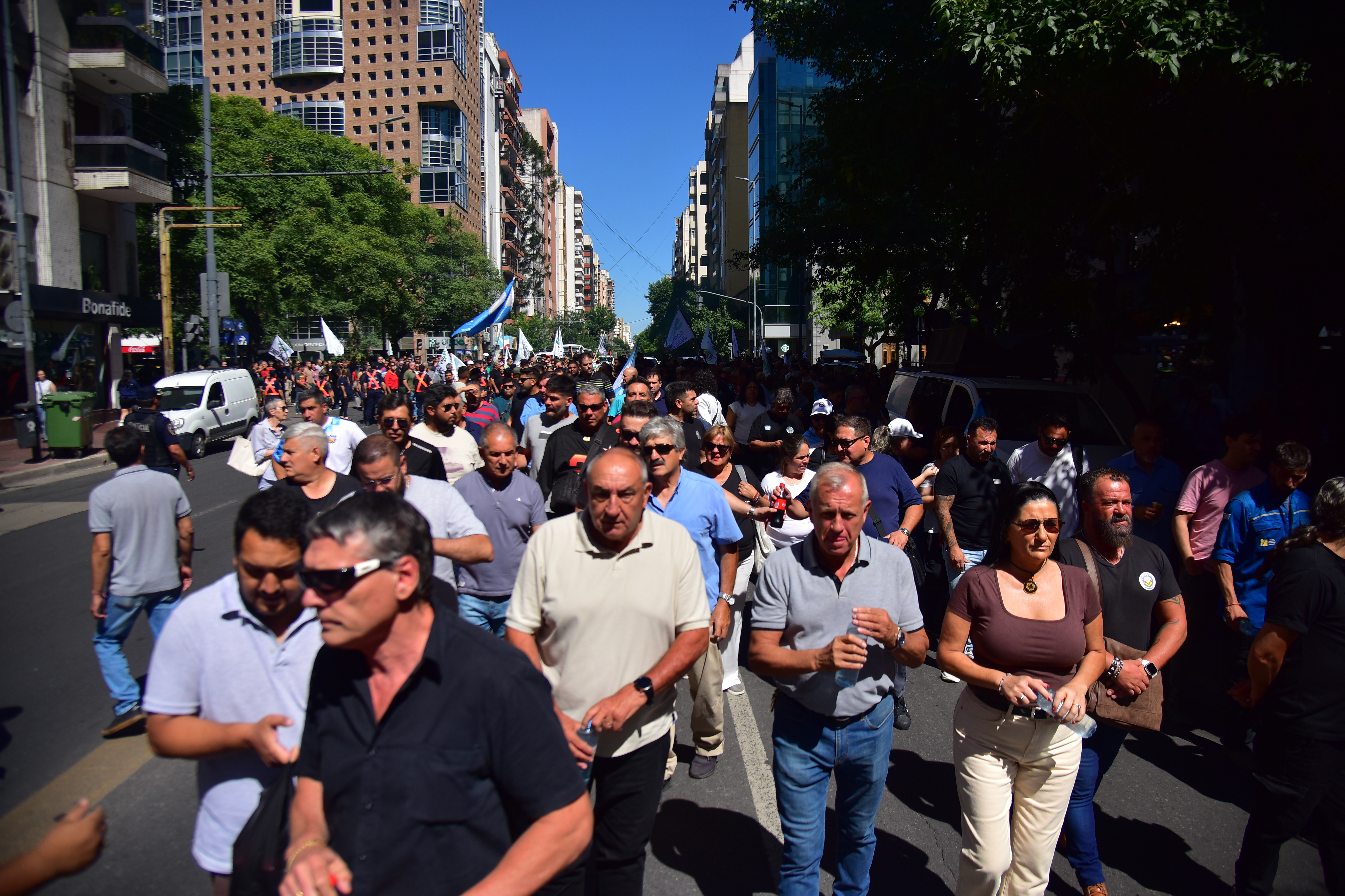 Protesta. Estatales de Córdoba marchan en rechazo al aumento de aportes para la Caja de Jubilaciones. Pedro Castillo  / La Voz