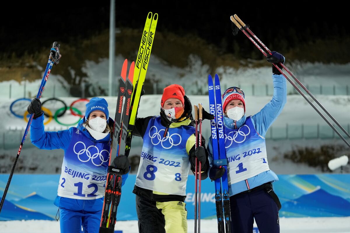 De izquierda a derecha: Anais Chevalier-Bouchet, Denise Herrmann y Marte Olsbu Roeiseland. (AP / Frank Augstein)