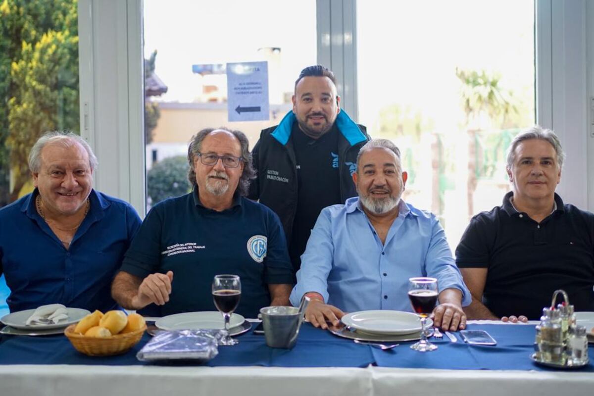Cumbre. Rubén Urbano, Horacio Otero, Pablo Chacón y Martín Llaryora, el domingo en el festejo del Día del Trabajador de Comercio.