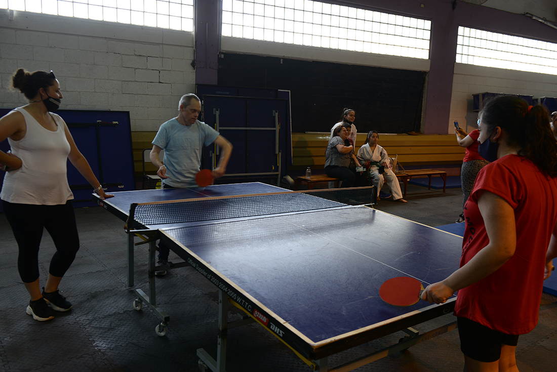 Tenis de mesa adaptado, una disciplina que suma adeptos en el Polo Deportivo Kempes. (José Gabriel Hernández)