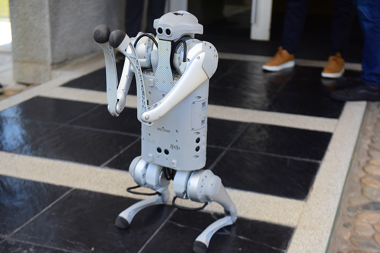 Sergio Cusmai, de Aipha-G . El producto es un robot desarrollado en China e importado por Aipha-G para tareas de seguridad e higiene en empresas y plantas industriales. Robot perro robotica informatica (José Gabriel Hernández / La Voz)