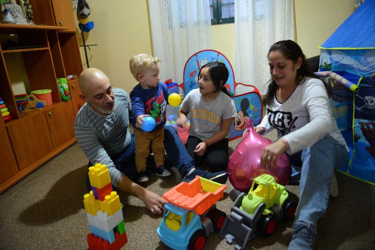 Gestación por sustitución. Daniel, su hijo Agustín, su sobrina Martina y su hemana Laura. (Javier Ferreira / La Voz)