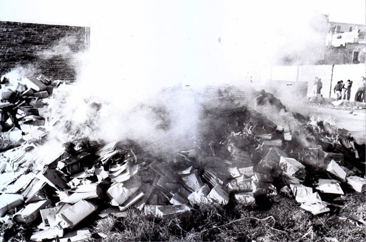 Quema de libros en Sarandí, partido de Avellaneda, el 26 de junio de 1980. (Ricardo Figueira / Revista Haroldo)