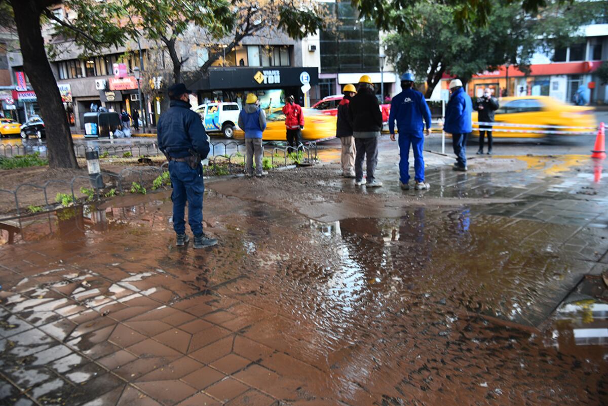 Caño roto al frente de Patio Olmos