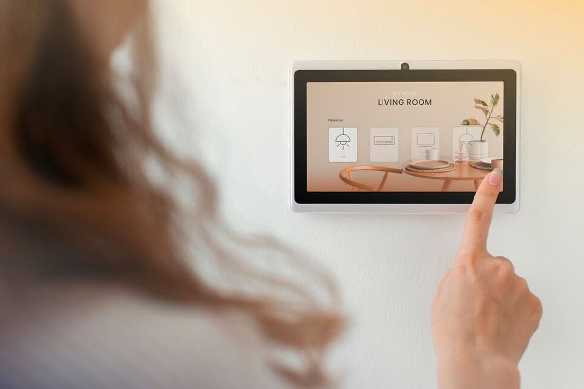 Podés sumar un panel táctil integrado directamente en la pared, desde el que controlarás cada una de las funciones. Freepik.