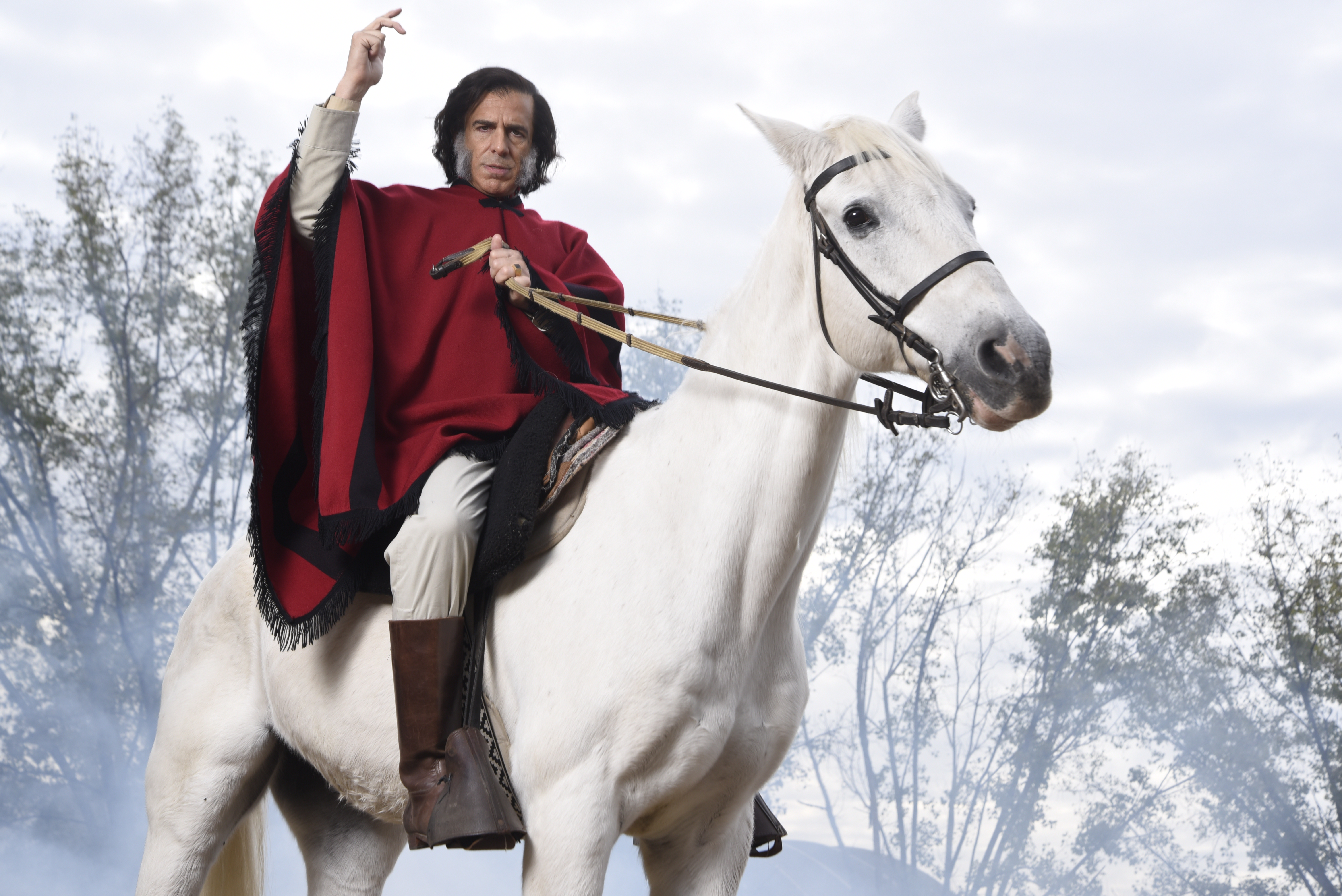 Leonardo Sbaraglia en el rol de Carlos Saúl Menem. Foto: Prime Video.