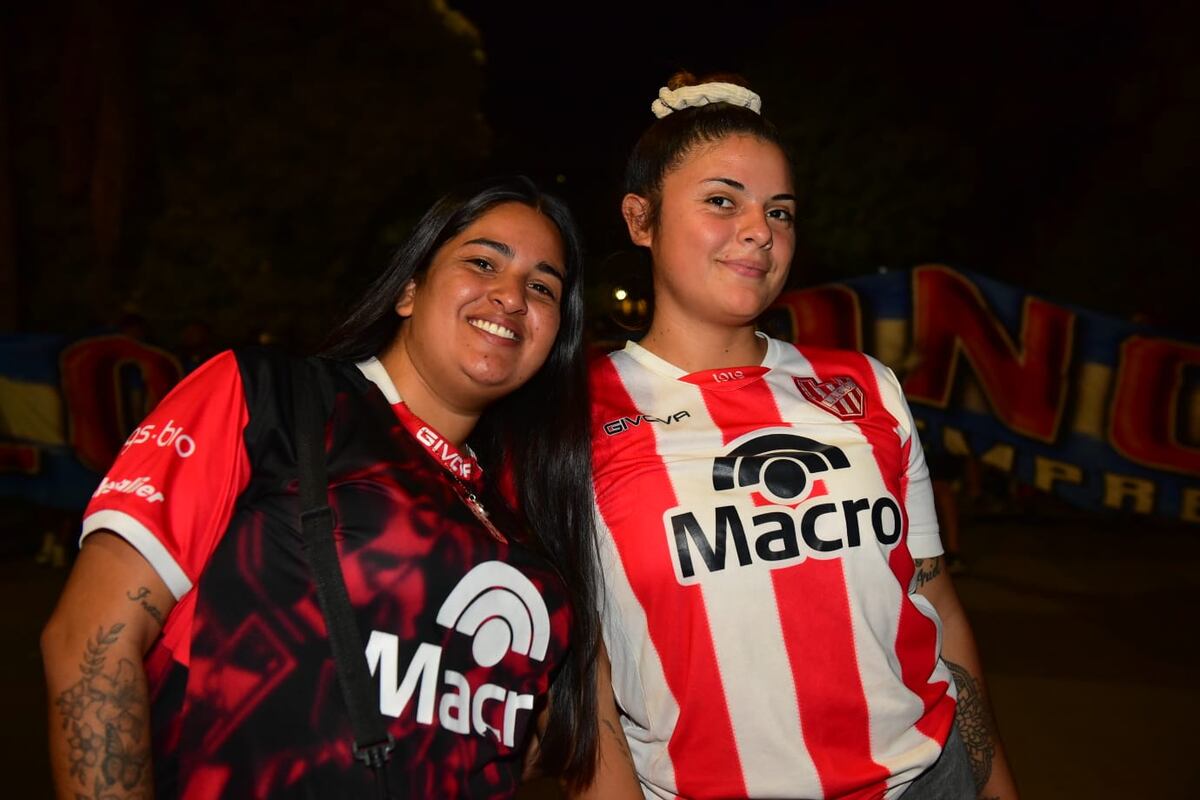 Hinchas de Instituto en la previa del partido con Central Córdoba por el Torneo Apertura. (Jorge Peñalba / La Voz)