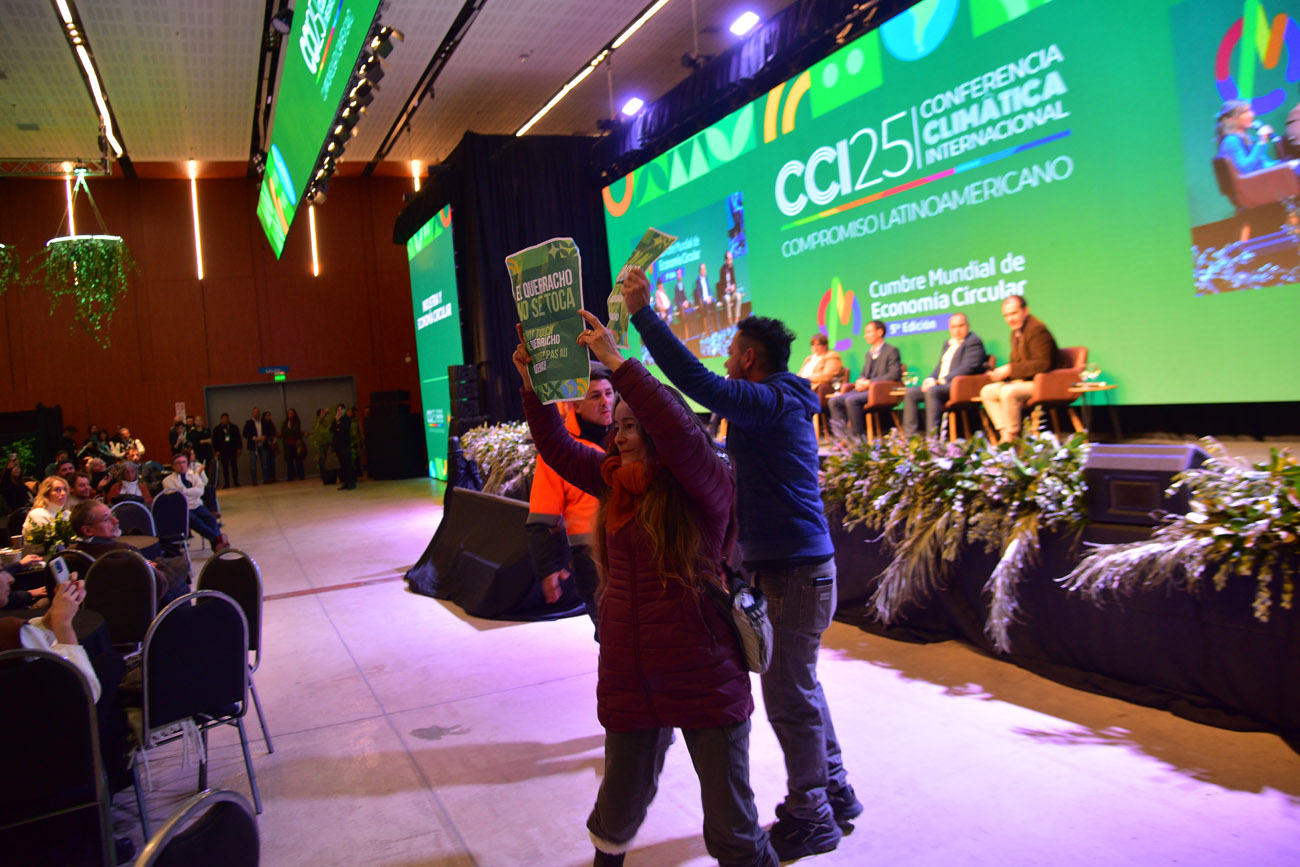 Un grupo de manifestantes llevó a cabo una protesta en la Conferencia Climática Internacional por el quebracho centenario que está por ser trasladado a causa del nuevo trazado de la avenida Luchese. (Pedro Castillo / La Voz)