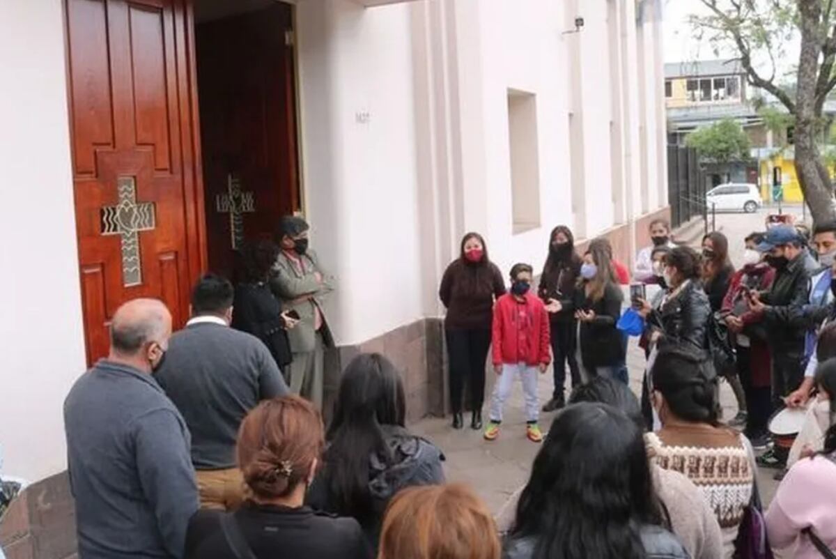 Padres preocupados por sus hijos fueron a pedir explicaciones. (Foto / El Tribuno)