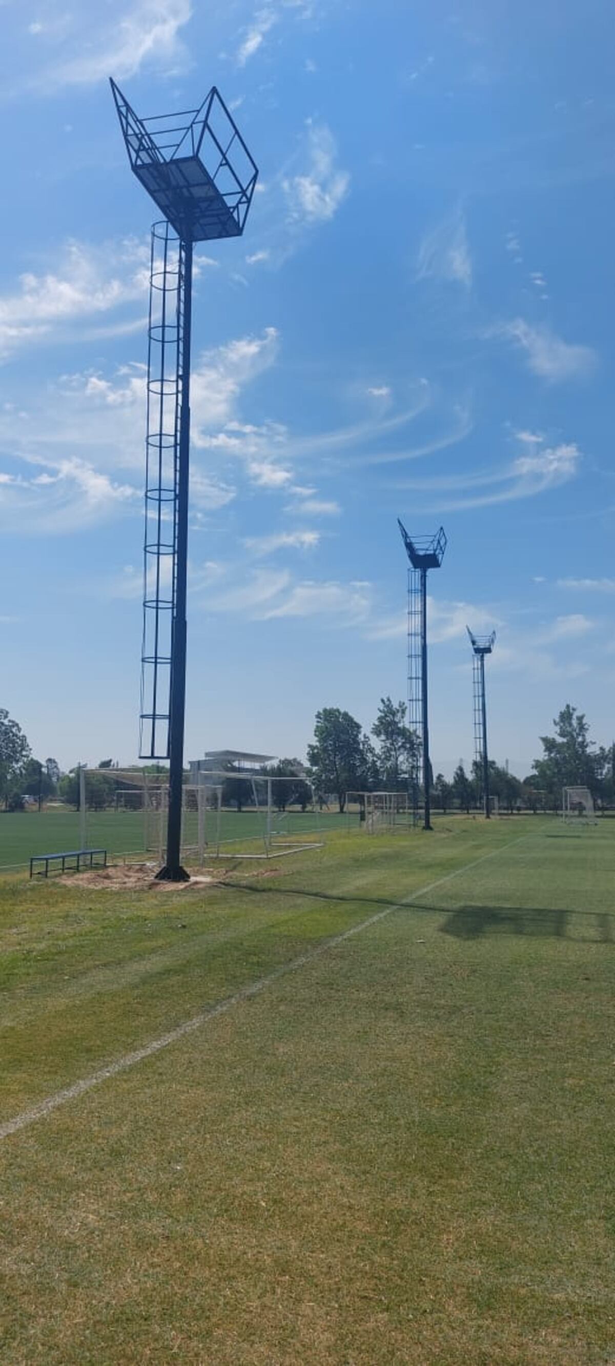 Comenzaron las obras de instalación de las torres para la iluminación de campos de juego en el Centro de Alto Rendimiento Deportivo. (Prensa Talleres).-