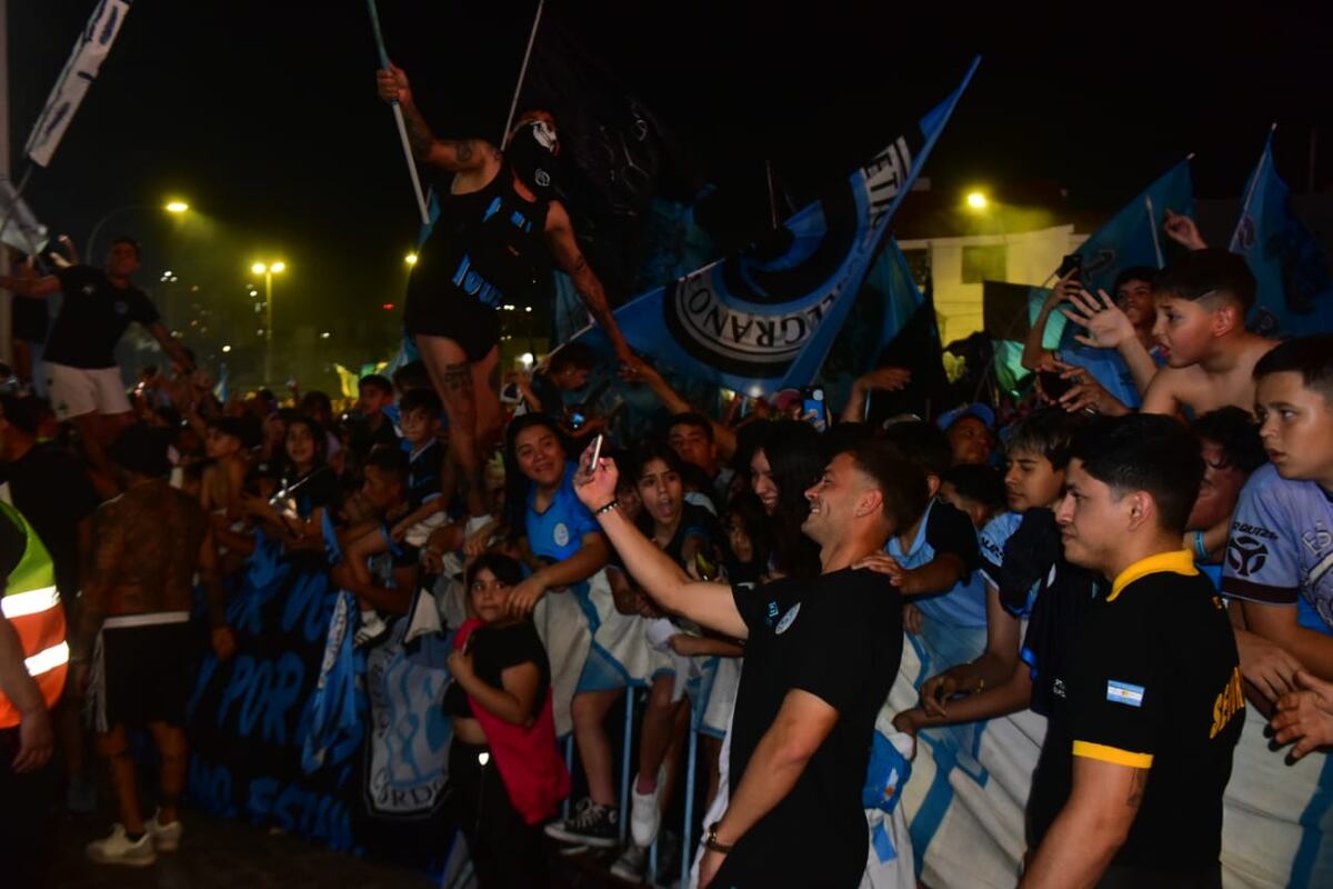 Banderazo de los hinchas del Pirata antes del clásico. (Nicolás Bravo / La Voz).