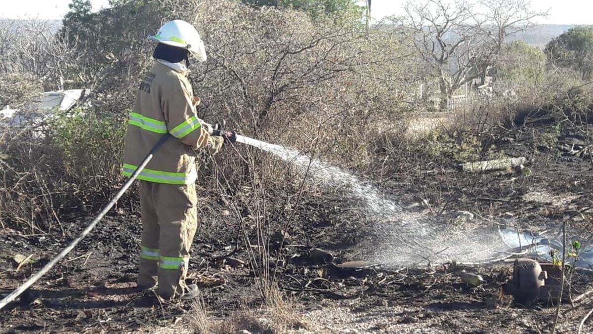 Roberto Cuello apagando un incendio en un descampado en Tanti. (Foto: gentileza Roberto Cuello).