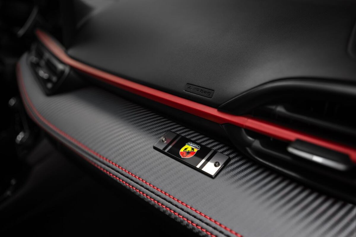 Más detalles exclusivos: aplique con escorpión y recubrimiento estilo fibra de carbono.
