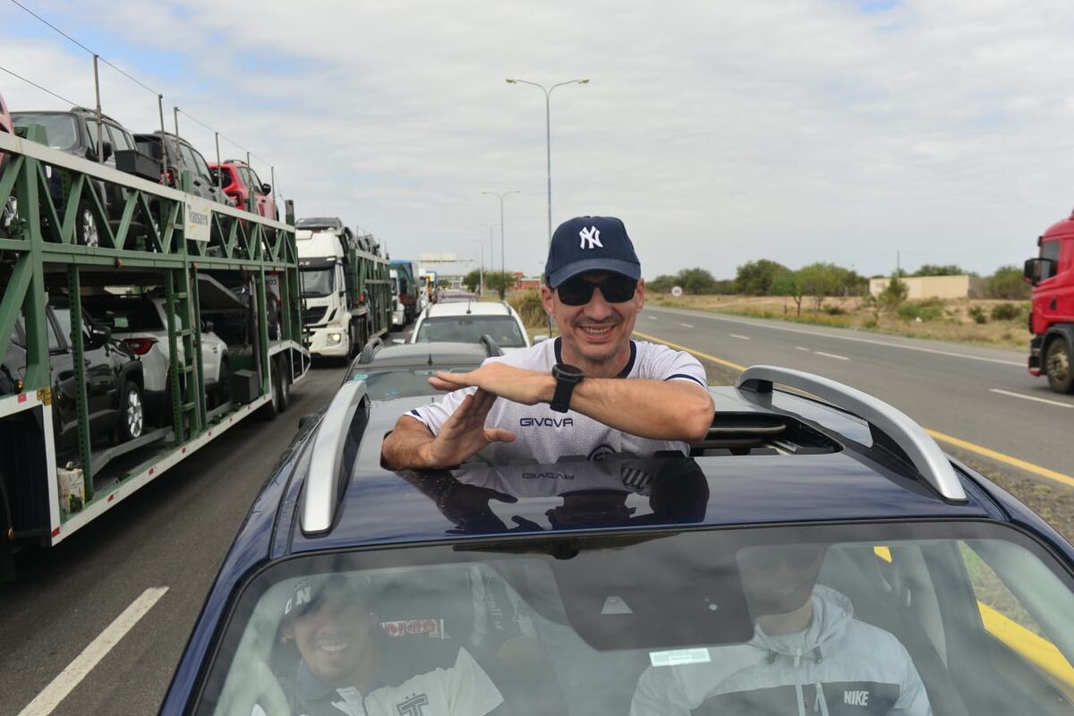 Hinchas de Talleres en el ingreso a Mendoza (José Grabriel Hernández / La Voz)