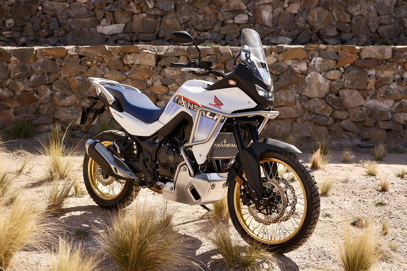 Se encuentra equipada con un motor bicilíndrico de 755 cc, con inyección electrónica y refrigeración líquida de 95 CV.