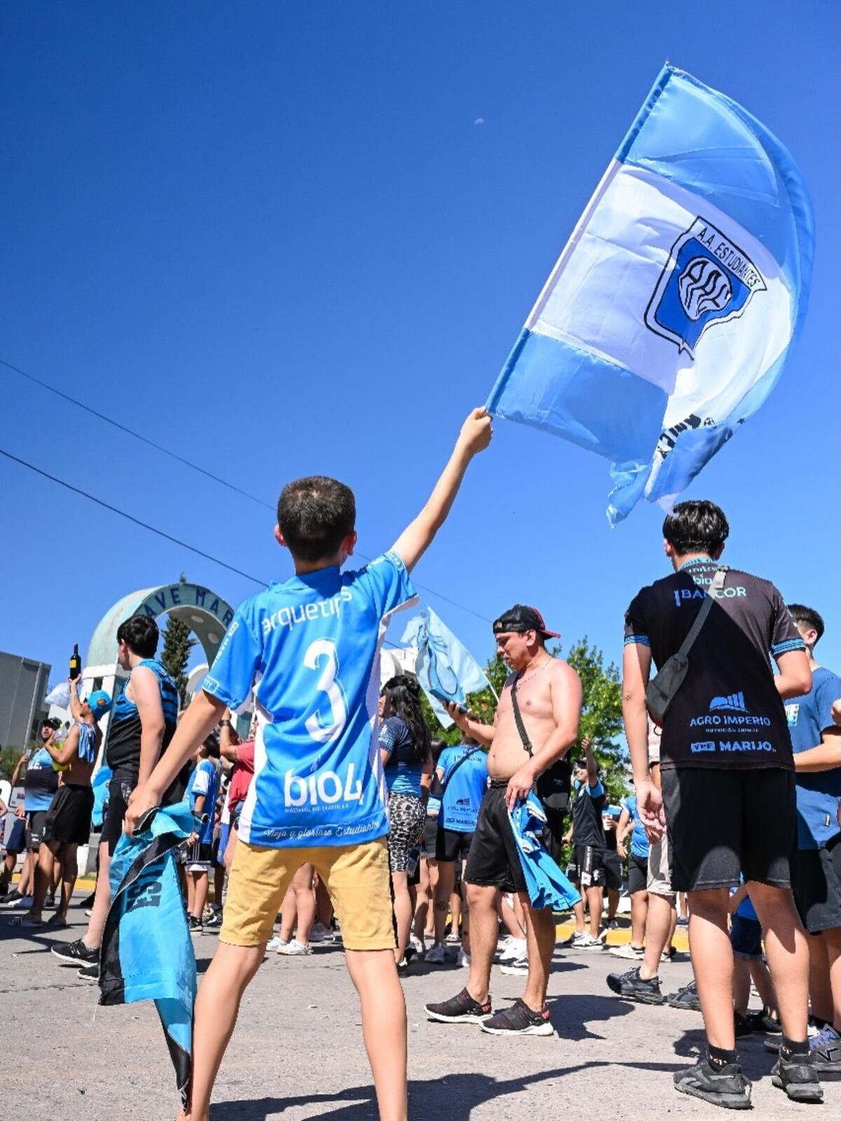 Los hinchas de Estudiantes (RC) despidieron al equipo con un banderazo, antes de la final por el ascenso. (Gentileza Prensa Estudiantes)