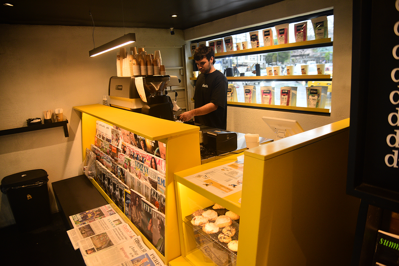 Diario.
Nuevo kiosco de diarios café ubicado en plaza España (Pedro Castillo / La Voz)