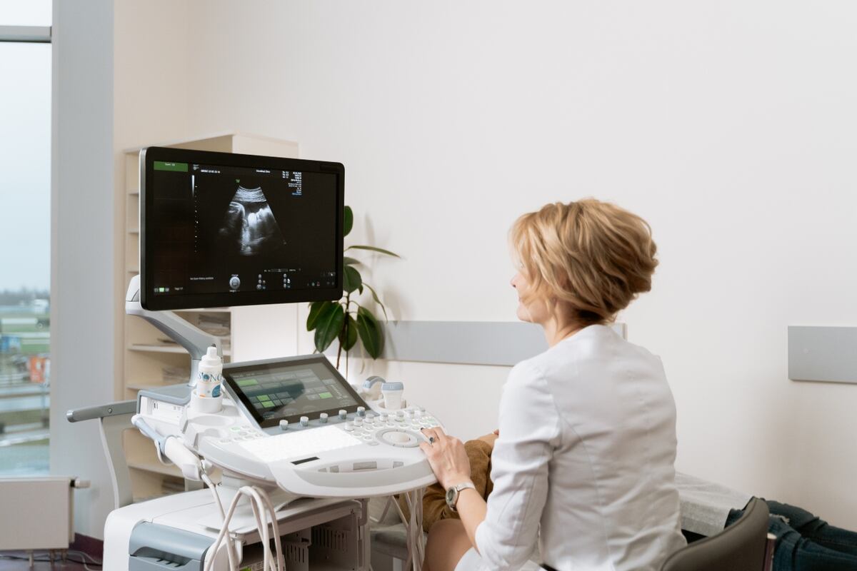 Médica realizando ecografía a embarazada. (Foto: Pexels)