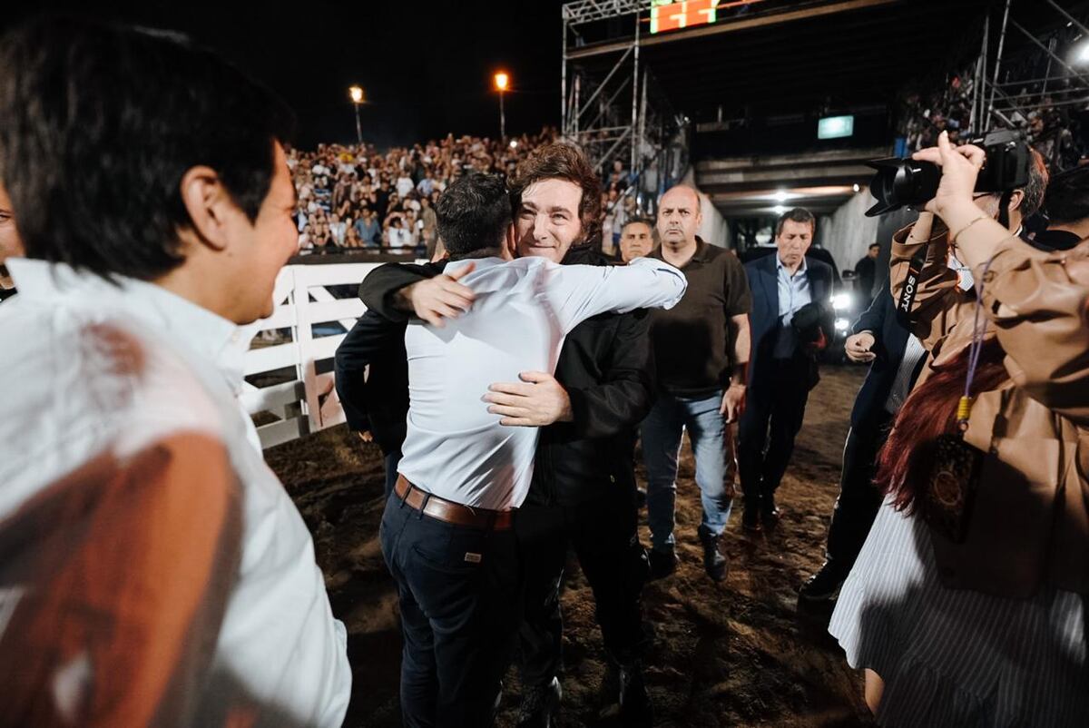 Gabriel Bornoroni, de espaldas, abraza a Javier Milei (X de Gabriel Bornoroni).