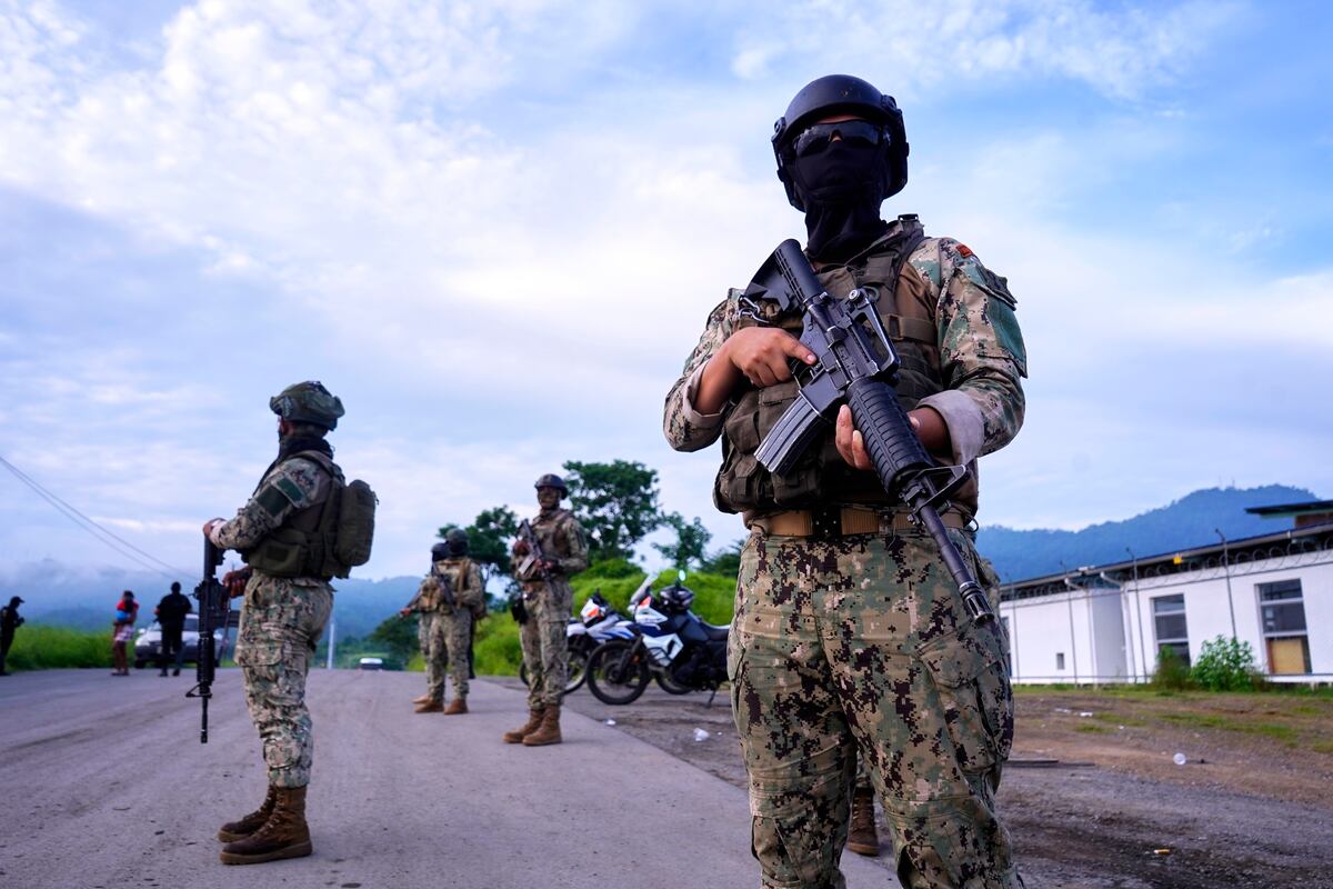 Soldados hacen guardia en el barrio Socio Vivienda 2 al día siguiente de una masacre en Guayaquil, Ecuador, el viernes 7 de marzo de 2025. (Foto AP/César Muñoz)