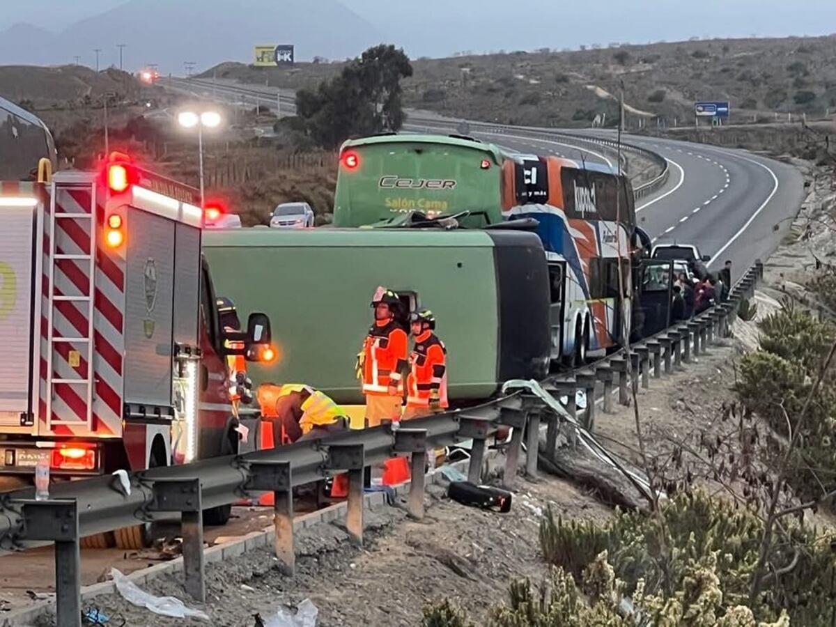 Trágico choque en cadena en Chile: 6 muertos y decenas de heridos tras impacto de colectivos. (Gentileza Alerta News Chile)