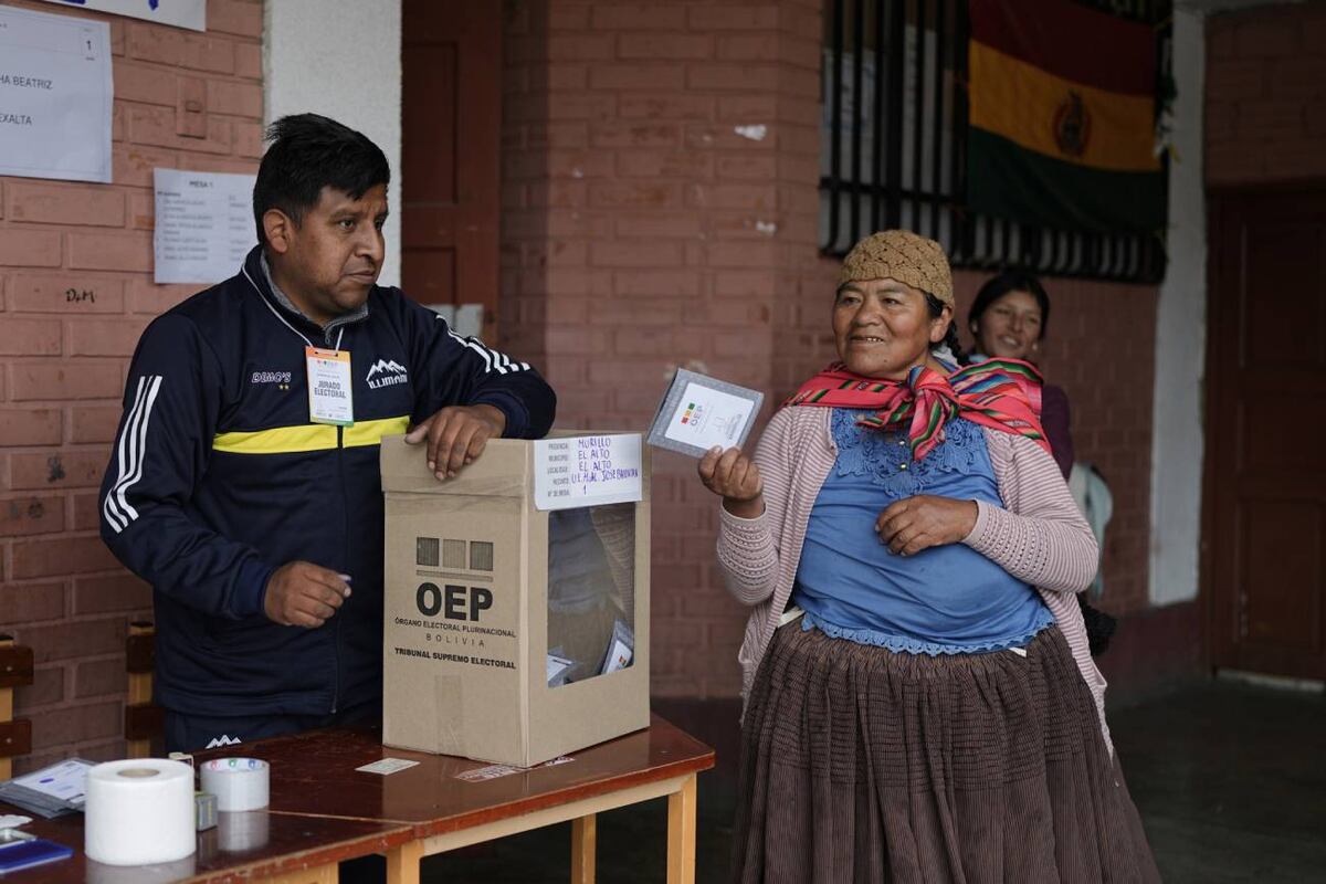 Elecciones. Imágenes del balotaje en Bolivia. (AP / Ivan Valencia)