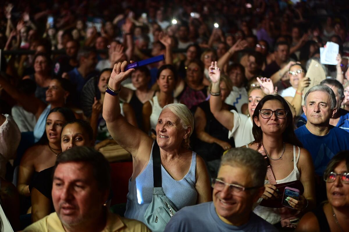 El público no se dejó amedrentar por el calor en una noche en la que los abanicos se hicieron notar. (La Voz)
