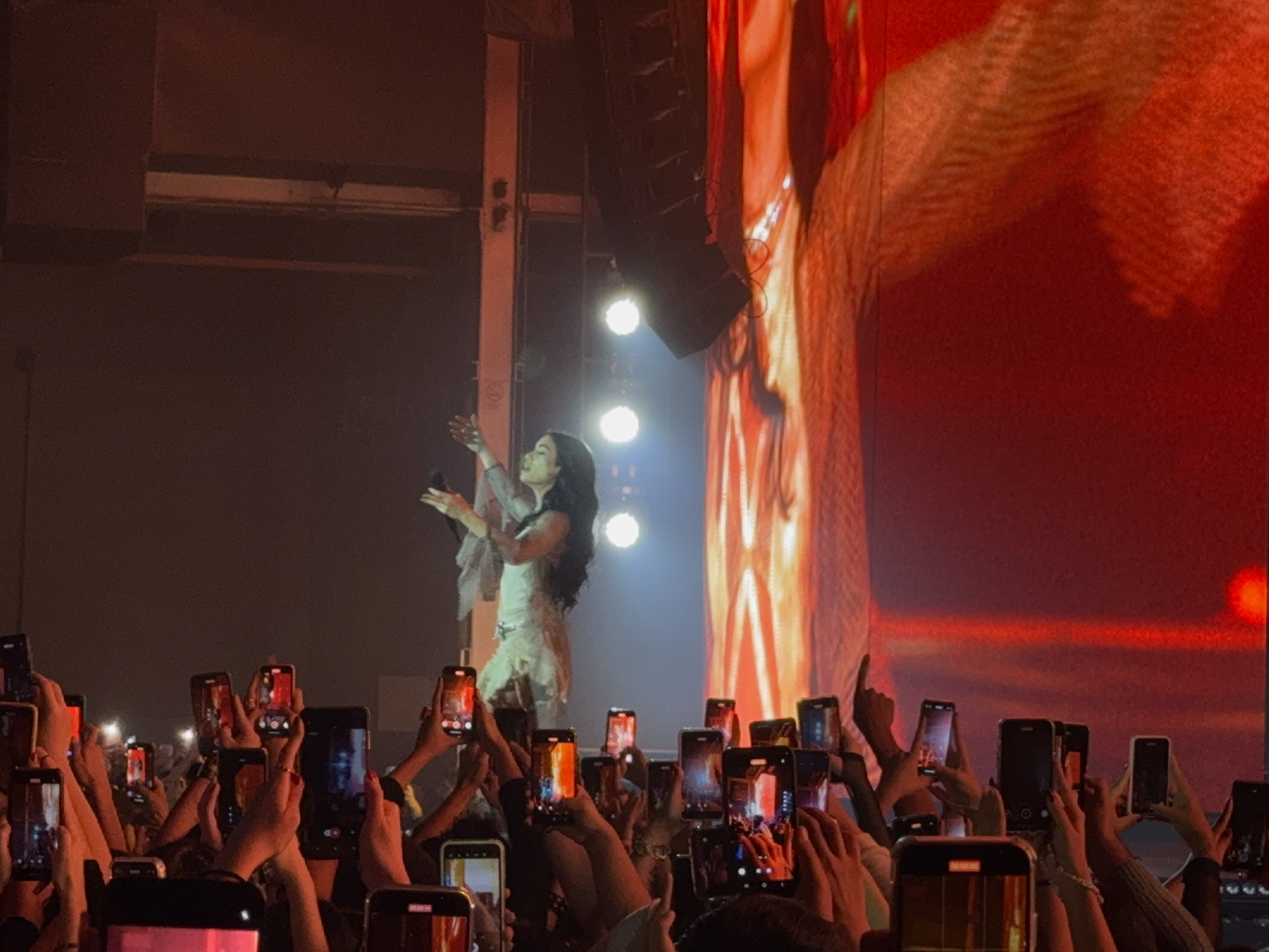 Lali en Córdoba, captada por cientos de celulares (La Voz del Interior)