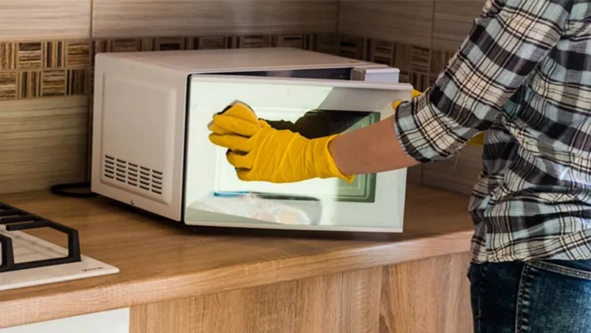 El truco casero e infalible para eliminar el olor del microondas usando solo tres ingredientes