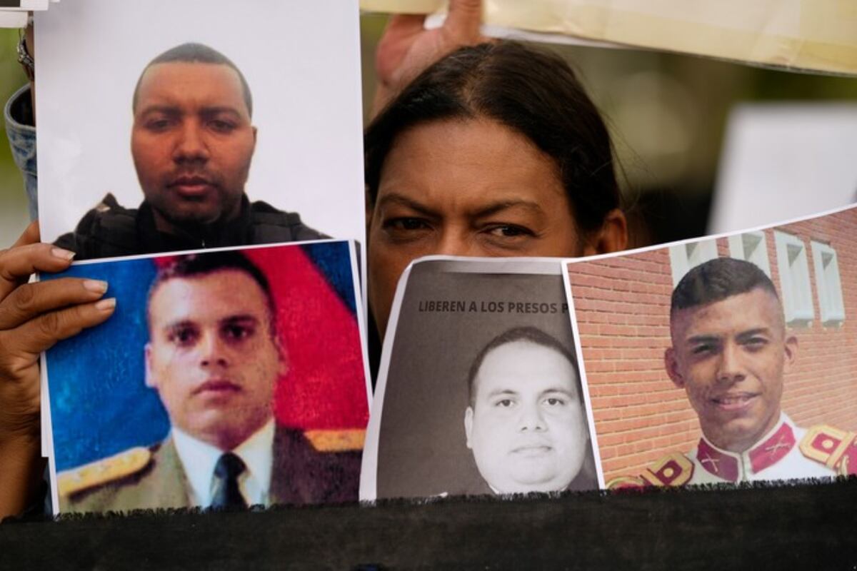 Venezuela: denuncian la muerte de otro preso político y un liberado afirmó que fue abusado por un agente (AP Photo/Ariana Cubillos)