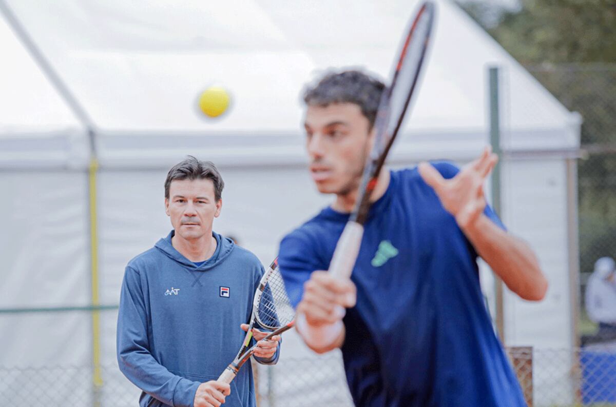 El capitán Guillermo Coria está atento a los golpes de Francisco Cerúndolo, el argentino con mejor ranking del equipo. (Omar Rasjido / Prensa AAT)