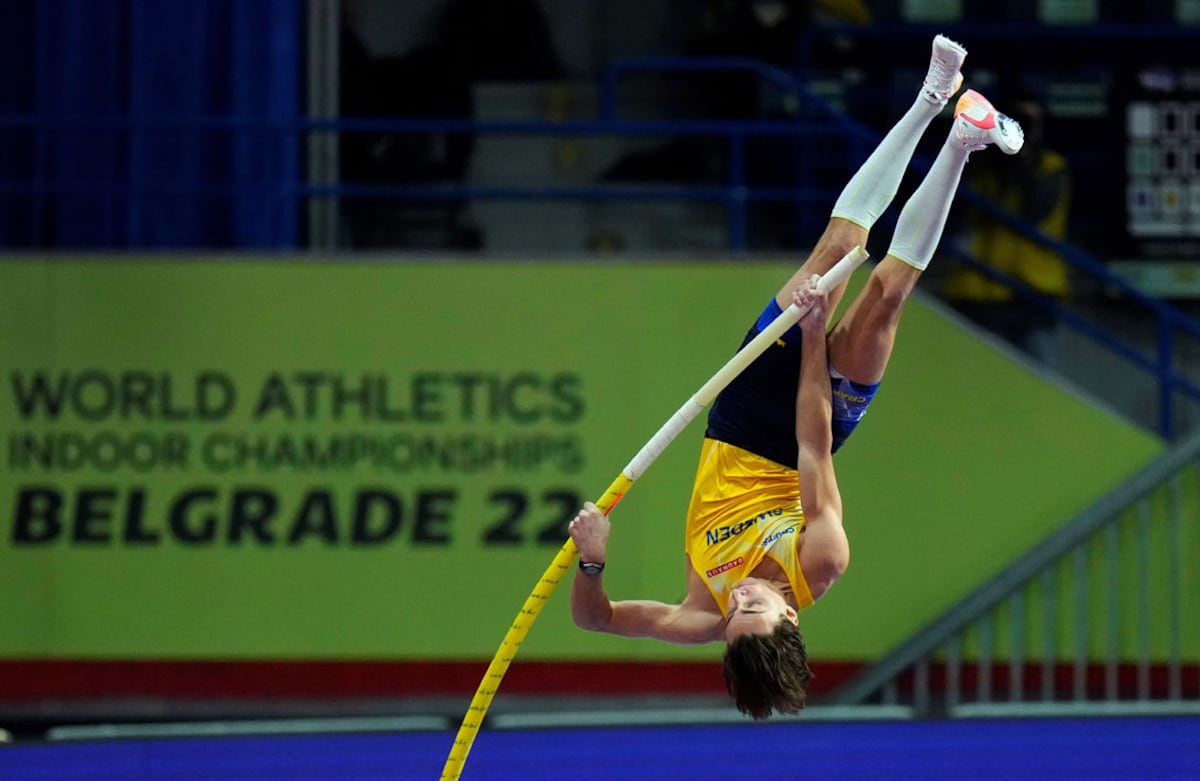 Armand Duplantis se consagró por primera vez campeón del mundo de salto con garrocha. Lo hizo en el Mundial Indoor de Belgrado. (AP)