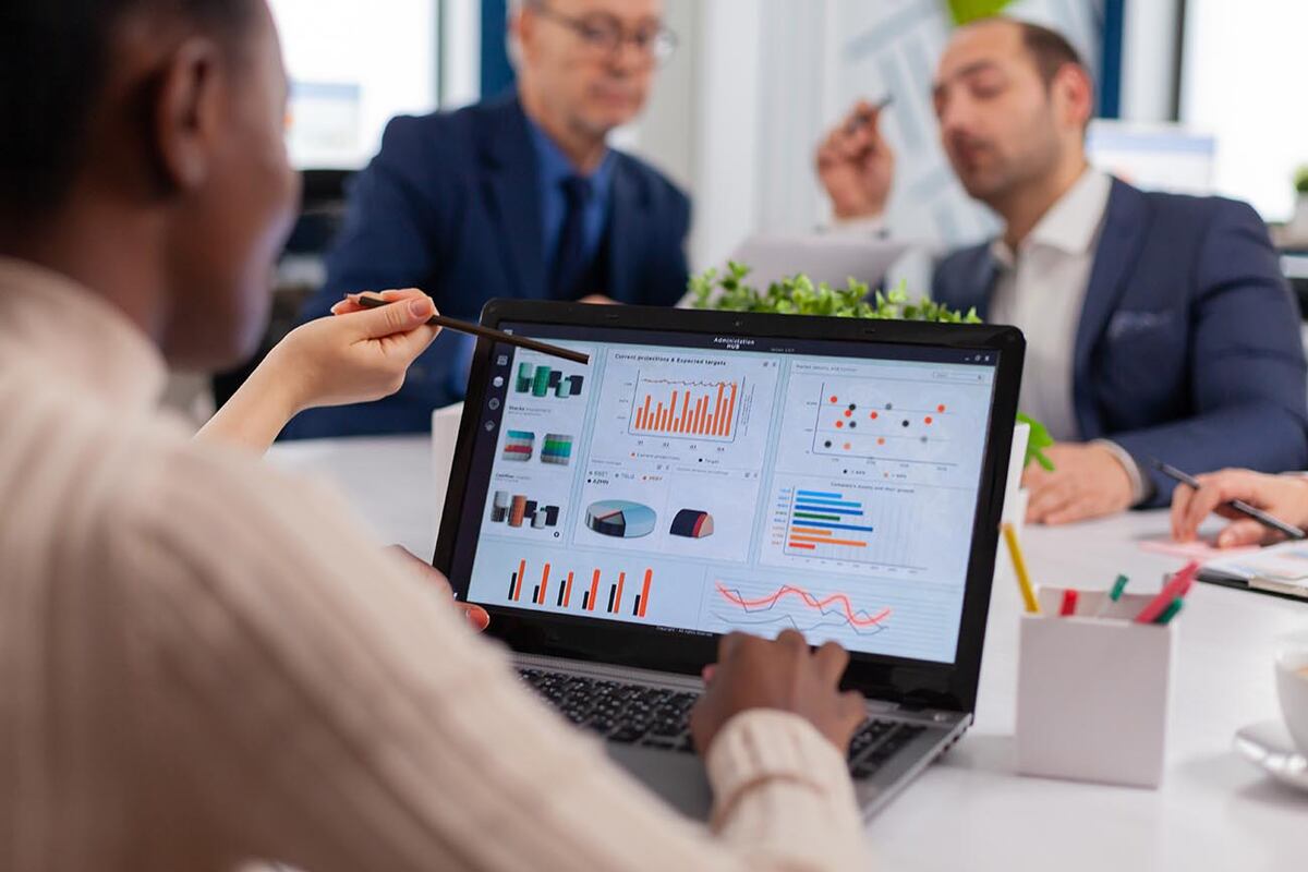 La plataforma convierte datos industriales en tiempo real en dashboards accionables para la toma de decisiones.