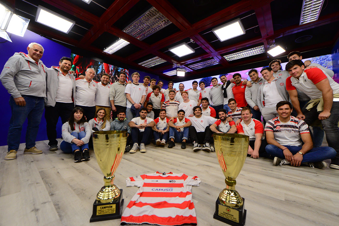 Brindis del Jockey Club Bicampeón rugby visitando la redacción del diario. (José Gabriel Hernández / La Voz)