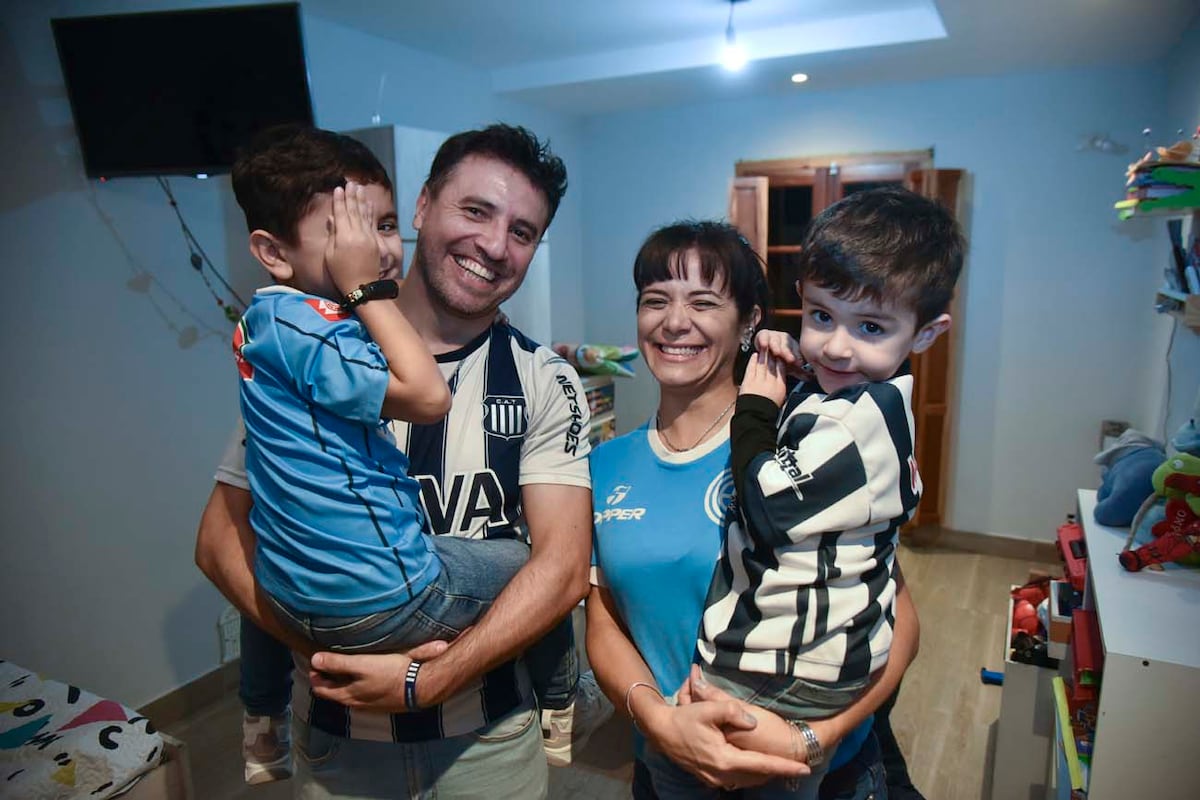 Ella es de Belgrano, él es de Talleres. Y cada hijo eligió un equipo. Una familia a puro amor por el clásico cordobés. Ana Laura y Vadim y sus hijos. (Facundo Luque / La Voz)